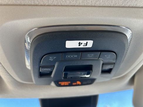 Used 2022 Toyota Corolla Cross XLE w/ Convenience Package image 22