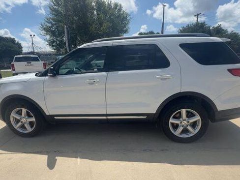 Used 2018 Ford Explorer XLT w/ Equipment Group 201A FWD image 5