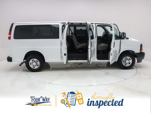 Used 2017 Chevrolet Express 3500 LS RWD image 3
