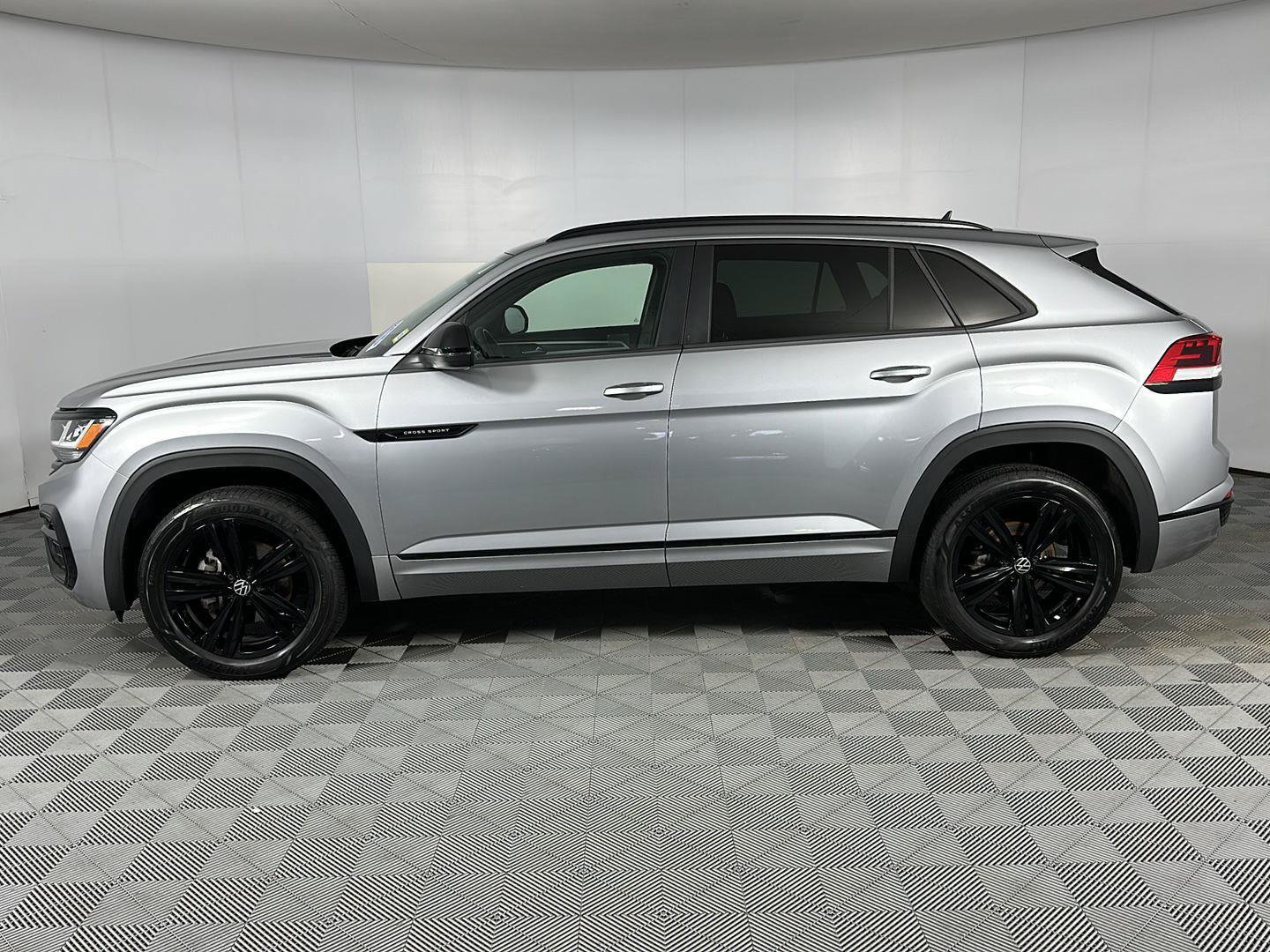 Used 2023 Volkswagen Atlas Cross Sport SEL R-Line AWD/4WD image 8