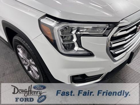 Used 2024 GMC Terrain SLT image 8