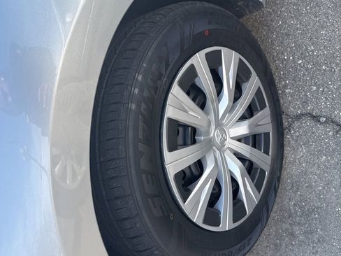 Used 2020 Toyota Camry LE image 14