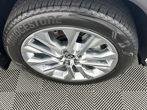 Used 2024 Toyota Highlander Limited image 11