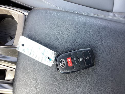 Used 2025 Toyota Camry SE AWD/4WD image 19