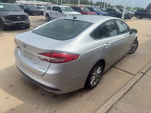 Used 2017 Ford Fusion SE FWD image 9