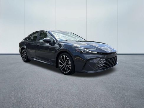 Used 2025 Toyota Camry XLE FWD image 4