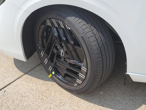 New 2027 Nissan Sentra SR w/ Floor Mat Package FWD image 9