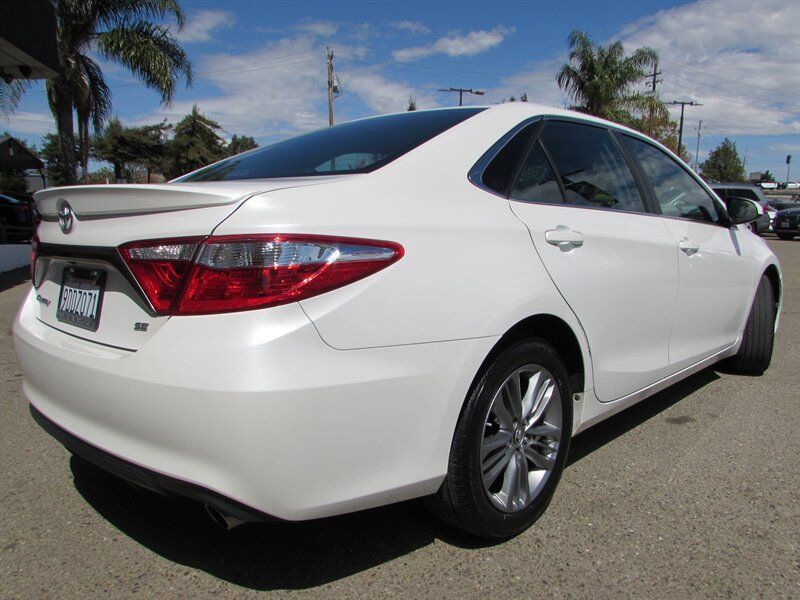 Used 2015 Toyota Camry SE w/ Moonroof Package FWD image 6