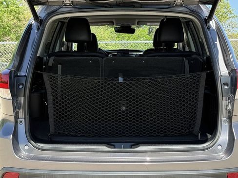 Used 2019 Toyota Highlander SE image 32