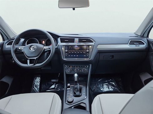 Certified 2020 Volkswagen Tiguan SE w/ Panoramic Sunroof Package image 11
