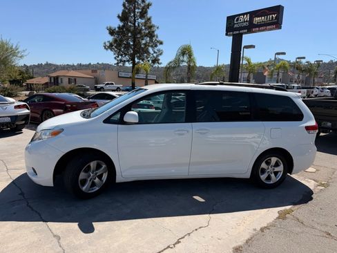 Used 2014 Toyota Sienna LE image 7