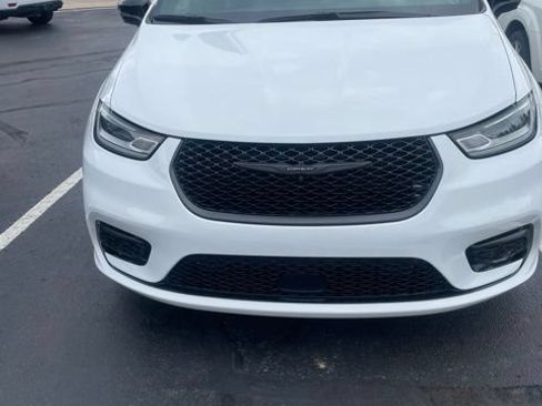 Used 2025 Chrysler Pacifica Limited w/ Uconnect Theater Family Group AWD/4WD image 2