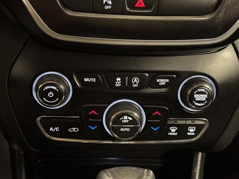 Used 2020 Jeep Cherokee Trailhawk AWD/4WD image 22