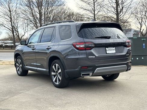 Used 2025 Honda Pilot Touring image 9