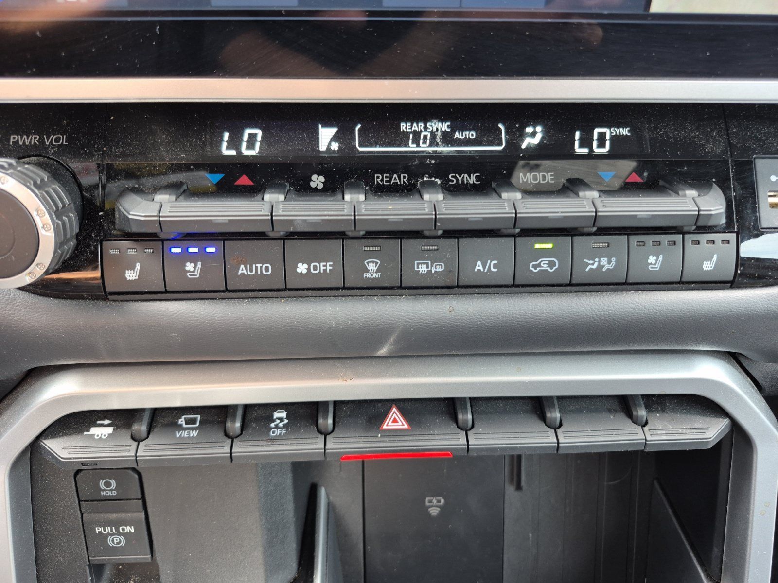 Used 2025 Toyota Sequoia Platinum AWD/4WD image 33