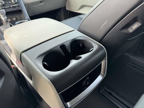 Used 2024 Kia Carnival LX FWD image 16