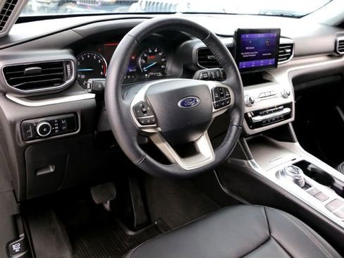 Used 2024 Ford Explorer XLT w/ Equipment Group 202A image 9