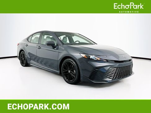 Used 2025 Toyota Camry SE image 1