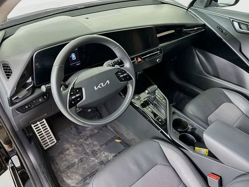 Used 2024 Kia Niro EX Touring image 2