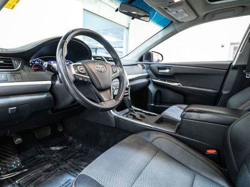 Used 2017 Toyota Camry SE w/ Moonroof Package image 4