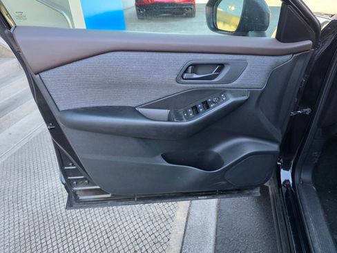 Used 2023 Nissan Rogue S AWD/4WD image 10