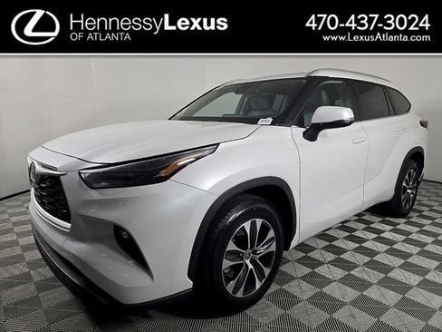 Used 2023 Toyota Highlander XLE image 1