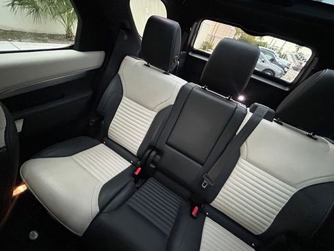 Used 2021 Land Rover Discovery S R-Dynamic image 12