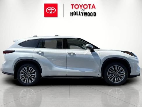 New 2026 Toyota Highlander Platinum AWD/4WD image 3