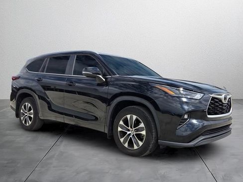 Used 2024 Toyota Highlander XLE FWD image 6