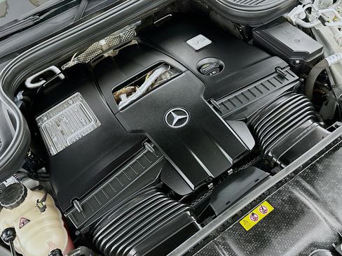 Used 2024 Mercedes-Benz GLS 580 4MATIC image 36