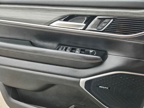 Used 2024 Jeep Wagoneer L Series II RWD image 19
