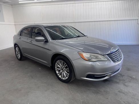 Used 2014 Chrysler 200 LX image 3