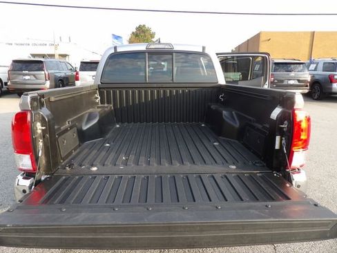 Used 2017 Toyota Tacoma TRD Sport image 15