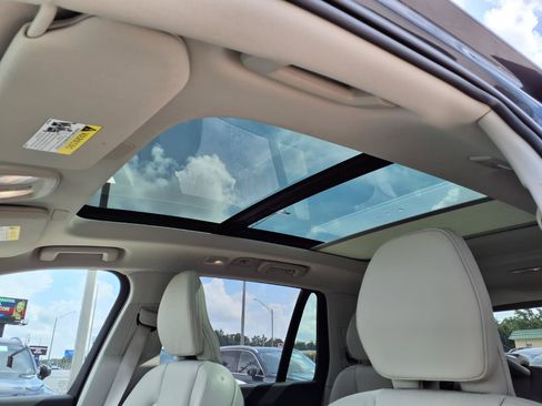 Certified 2025 Volvo XC90 T8 Plus w/ Protection Package Premier AWD/4WD image 25