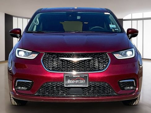 Used 2023 Chrysler Pacifica Touring-L FWD image 5