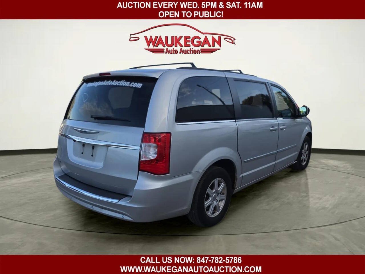 Used 2011 Chrysler Town & Country Touring w/ Entertainment Group #1 FWD image 5