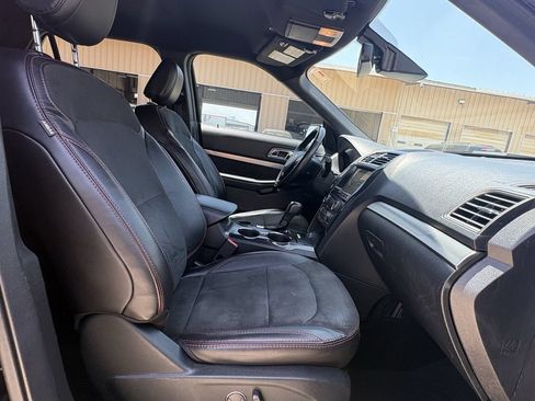 Used 2018 Ford Explorer XLT w/ Equipment Group 202A FWD image 27