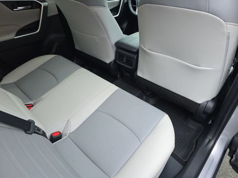 Used 2019 Toyota RAV4 XLE Premium image 11