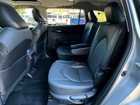 Used 2021 Toyota Highlander XLE AWD/4WD image 34