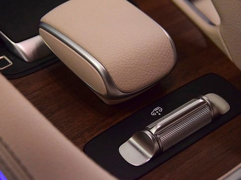 Used 2025 Mercedes-Benz GLS 580 4MATIC image 28