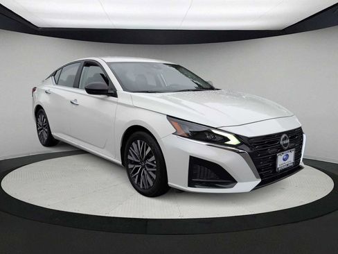 Used 2025 Nissan Altima 2.5 SV FWD image 2
