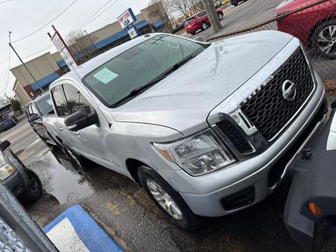 Used 2019 Nissan Titan SV image 2