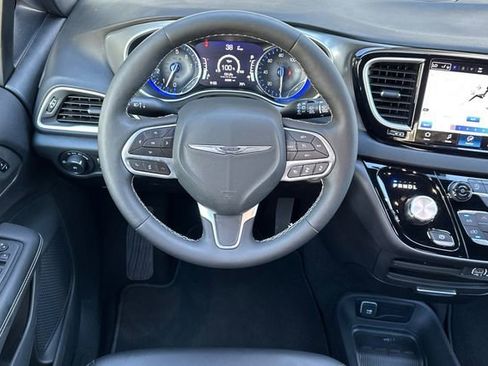 Used 2025 Chrysler Pacifica Select image 15