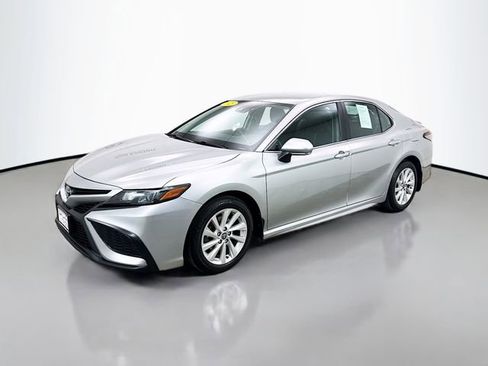 Used 2023 Toyota Camry SE image 3