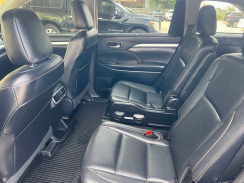 Used 2019 Toyota Highlander XLE AWD/4WD image 9