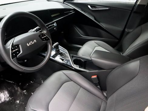 Used 2023 Kia Niro EX image 24