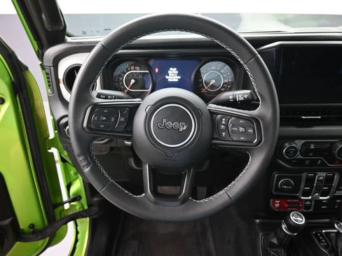 Used 2025 Jeep Gladiator Sport AWD/4WD image 21