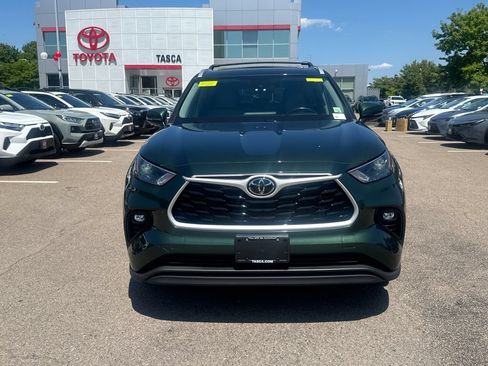 Used 2023 Toyota Highlander XLE AWD/4WD image 2