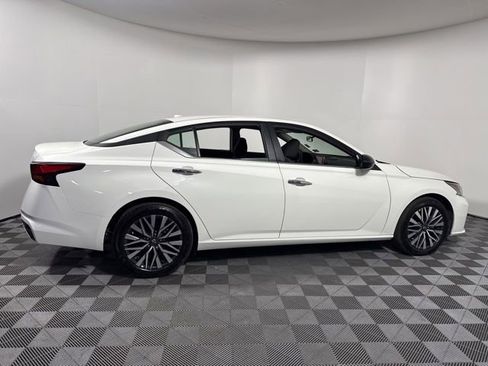 Used 2025 Nissan Altima 2.5 SV image 8