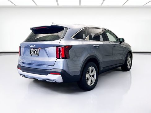 Used 2025 Kia Sorento LX FWD image 4